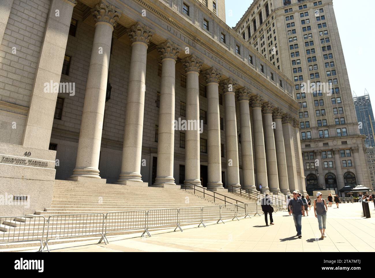 New York, USA - 24. Mai 2018: Menschen in der Nähe des Thurgood Marshall Courthouse. United States Court House in NYC Stockfoto