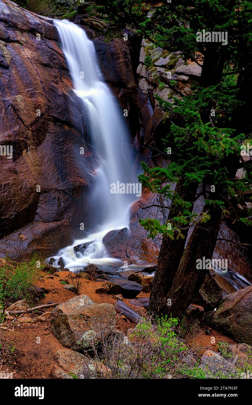 Der Colorado Elk Creek fällt tief in eine Schlucht im Staunton State Park über eine hohe Granitklippe und fällt 75 m in den North Elk Creek. Stockfoto