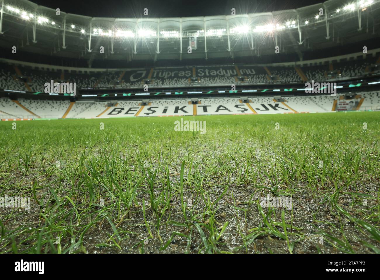 Istanbul, Türkei. November 2023. Die Abbildung zeigt Regen- und Schlammpfützen auf dem Gelände vor einem Training der belgischen Fußballmannschaft Club Brugge KV, Mittwoch, den 29. November 2023 in Istanbul, Türkei. Das Team bereitet sich auf das morgige Spiel gegen türkische Besiktas vor, am 5. Tag der Gruppenphase des UEFA Conference League-Wettbewerbs, in der Gruppe D. BELGA FOTO BRUNO FAHY Credit: Belga News Agency/Alamy Live News Stockfoto