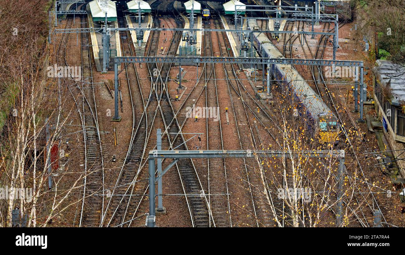 Edinburgh ein ScotRail Zug, der Waverley Station verlässt Stockfoto