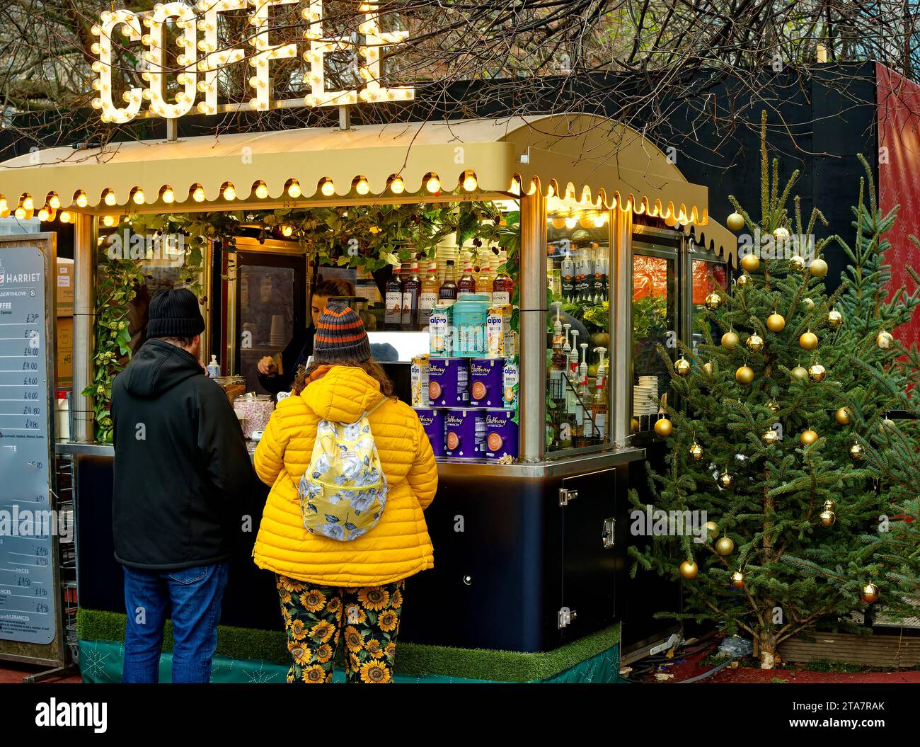 Edinburgh Scotland Christmas Fair oder Market Princes Street Kaffeestation und geschmückter Weihnachtsbaum Stockfoto