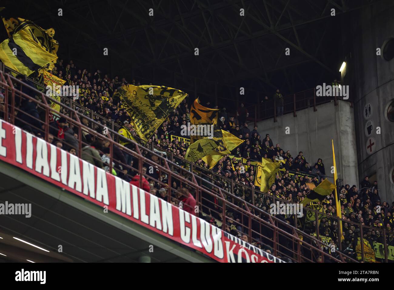 Mailand, Italien. November 2023. Die Fans von Borussia Dortmund schwingen riesige Fahnen, während sie ihr Team beim UEFA Champions League-Spiel in Giuseppe Meazza, Mailand, anfeuern. Der Bildnachweis sollte lauten: Jonathan Moscrop/Sportimage Credit: Sportimage Ltd/Alamy Live News Stockfoto