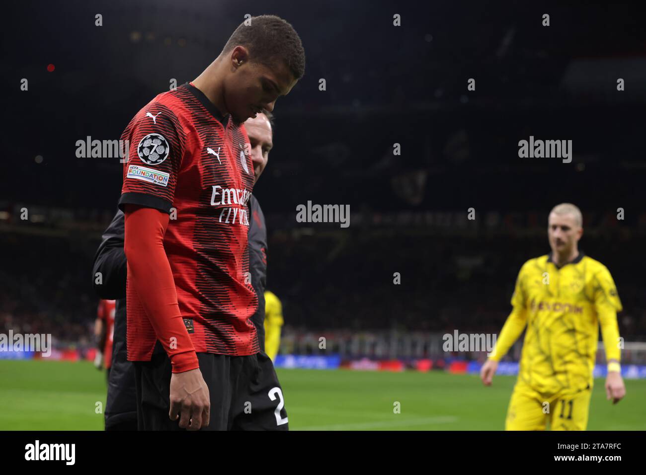 Mailand, Italien. November 2023. Malick Thiaw vom AC Mailand wird vom Spielfeld begleitet, das ersetzt werden soll, von Stefano Mazzoni AC Mailand Leiter der Medizin, nachdem der Verteidiger während des UEFA Champions League-Spiels in Giuseppe Meazza, Mailand, eine Kniesehnenverletzung erlitten hat. Der Bildnachweis sollte lauten: Jonathan Moscrop/Sportimage Credit: Sportimage Ltd/Alamy Live News Stockfoto