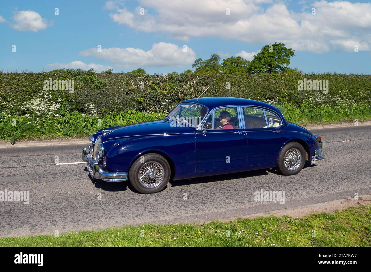1966 60er Jahre Blauer Jaguar 2.4/240 2483 ccm Benzinmotor, Viertürer, mittelgroße Luxuslimousine; Vintage, restaurierte klassische Motoren, Automobilsammler, Motorenfreunde, historische Veteranenautos, die in Cheshire, Großbritannien reisen Stockfoto