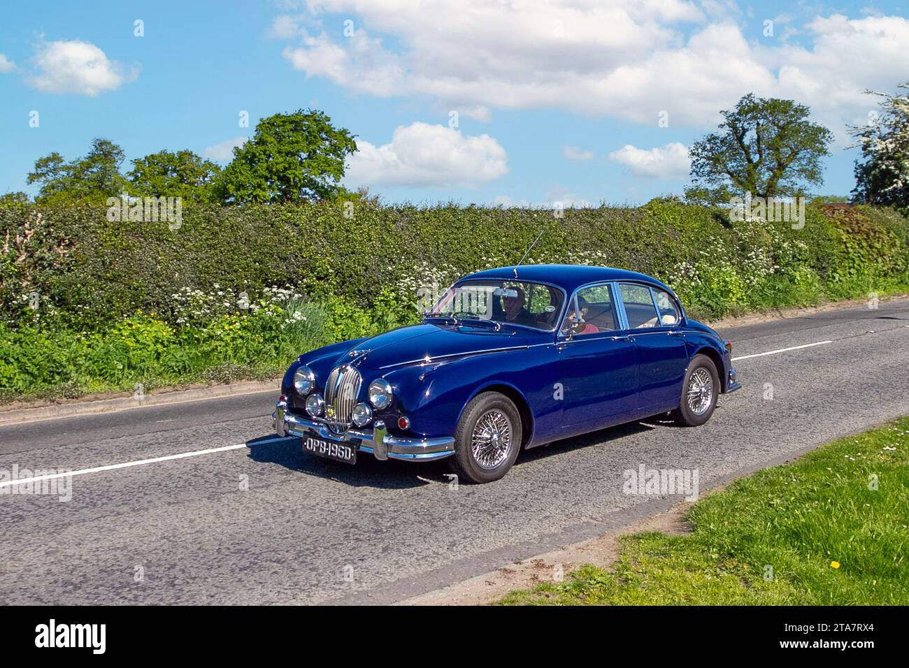 1966 60er Jahre Blauer Jaguar 2.4/240 2483 ccm Benzinmotor, Viertürer, mittelgroße Luxuslimousine; Vintage, restaurierte klassische Motoren, Automobilsammler, Motorenfreunde, historische Veteranenautos, die in Cheshire, Großbritannien reisen Stockfoto