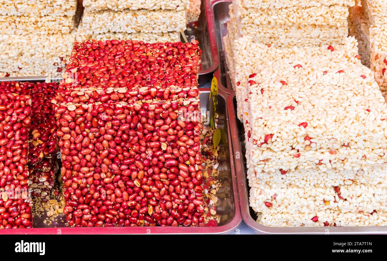 Snacks aus süßen Erdnüssen und Puffreis auf einem Markt in der Nähe von Benxi, China Stockfoto