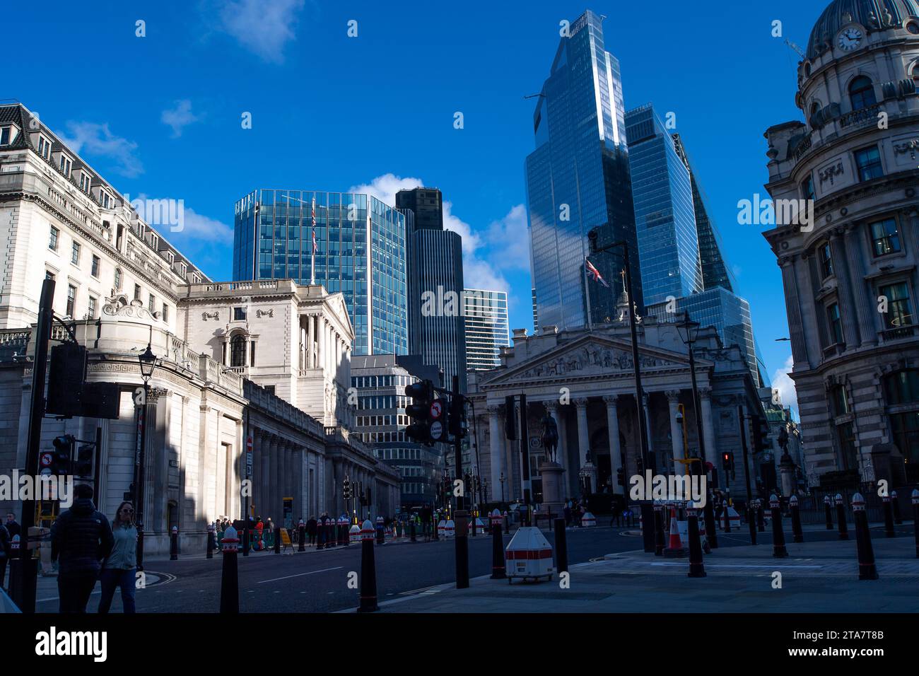 London, Großbritannien. November 2023. Ein Morgenschatten wird über die Bank of England in der Threadneedle Street in London geworfen. Andrew Bailey, der Gouverneur der Bank of England, hat Bedenken über das Wirtschaftswachstum geäußert und erneut gewarnt, dass die Zinssätze in "absehbarer Zukunft" nicht gesenkt werden. Kredit: Maureen McLean/Alamy Stockfoto