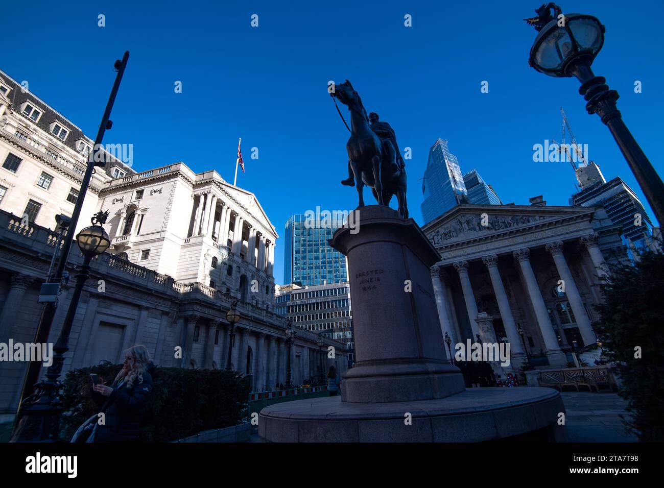 London, Großbritannien. November 2023. Ein Morgenschatten wird über die Bank of England in der Threadneedle Street in London geworfen. Andrew Bailey, der Gouverneur der Bank of England, hat Bedenken über das Wirtschaftswachstum geäußert und erneut gewarnt, dass die Zinssätze in "absehbarer Zukunft" nicht gesenkt werden. Kredit: Maureen McLean/Alamy Stockfoto