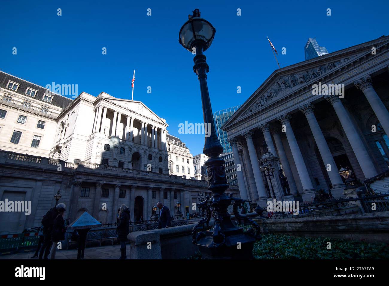 London, Großbritannien. November 2023. Ein Morgenschatten wird über die Bank of England in der Threadneedle Street in London geworfen. Andrew Bailey, der Gouverneur der Bank of England, hat Bedenken über das Wirtschaftswachstum geäußert und erneut gewarnt, dass die Zinssätze in "absehbarer Zukunft" nicht gesenkt werden. Kredit: Maureen McLean/Alamy Stockfoto