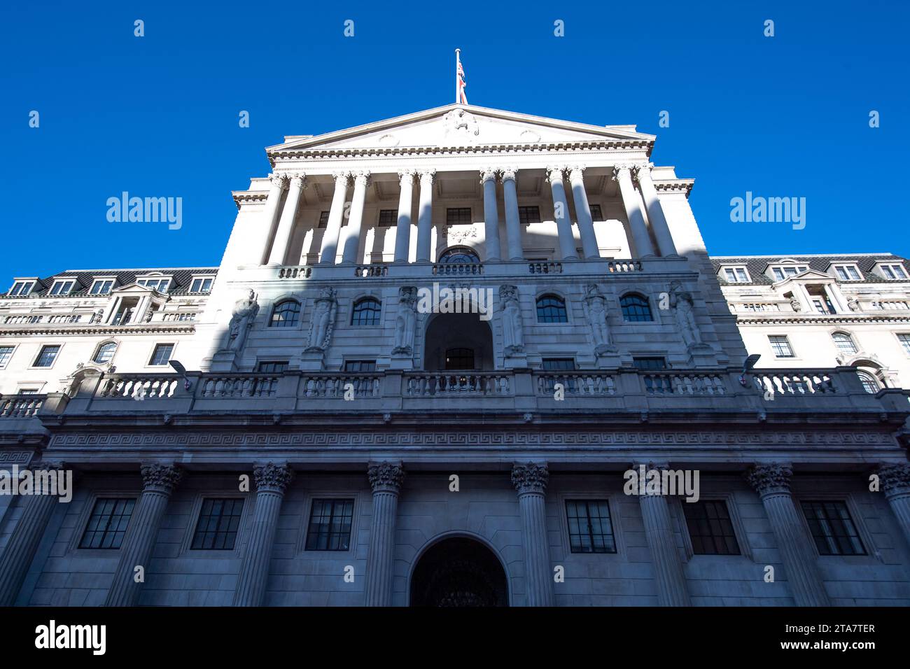London, Großbritannien. November 2023. Ein Morgenschatten wird über die Bank of England in der Threadneedle Street in London geworfen. Andrew Bailey, der Gouverneur der Bank of England, hat Bedenken über das Wirtschaftswachstum geäußert und erneut gewarnt, dass die Zinssätze in "absehbarer Zukunft" nicht gesenkt werden. Kredit: Maureen McLean/Alamy Stockfoto