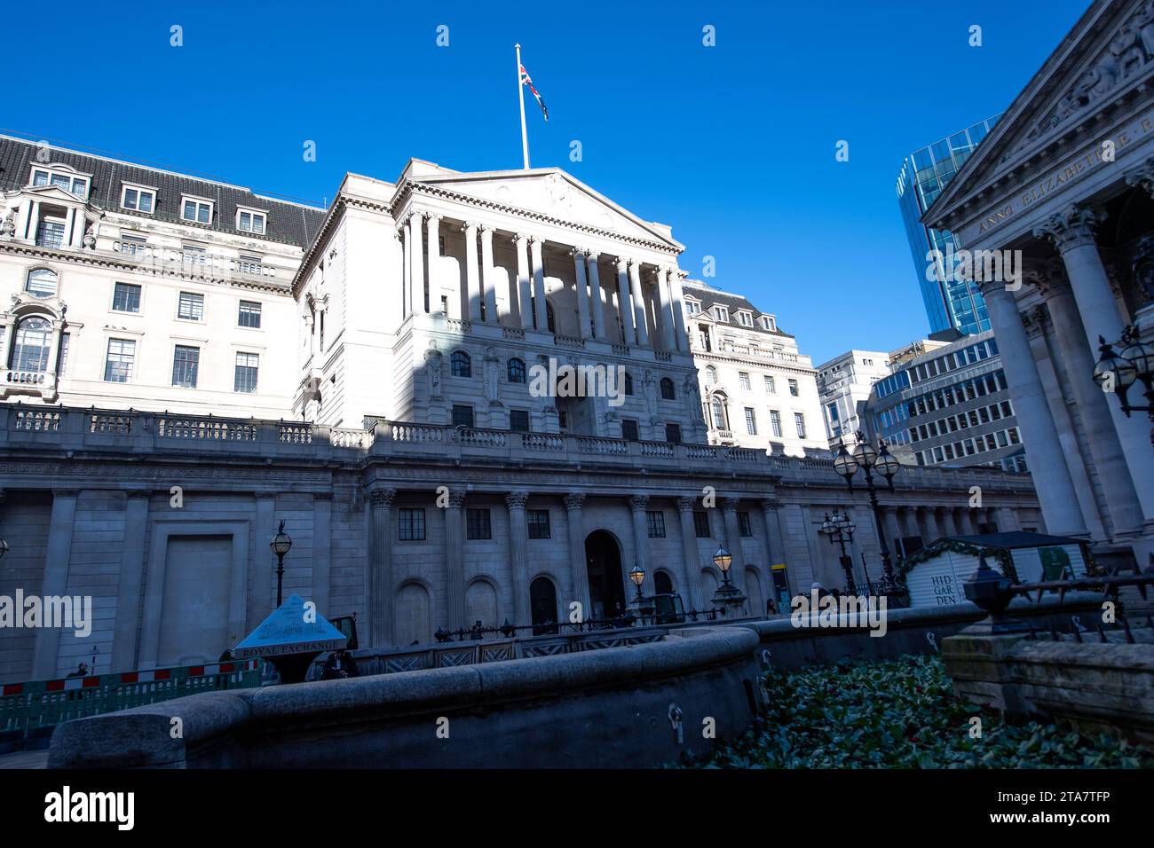 London, Großbritannien. November 2023. Ein Morgenschatten wird über die Bank of England in der Threadneedle Street in London geworfen. Andrew Bailey, der Gouverneur der Bank of England, hat Bedenken über das Wirtschaftswachstum geäußert und erneut gewarnt, dass die Zinssätze in "absehbarer Zukunft" nicht gesenkt werden. Kredit: Maureen McLean/Alamy Stockfoto