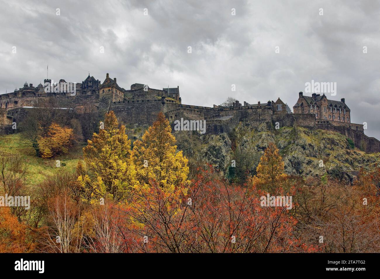 Edinburgh Schottland die Burg und rote und gelbe Blätter auf den Bäumen im frühen Winter Stockfoto