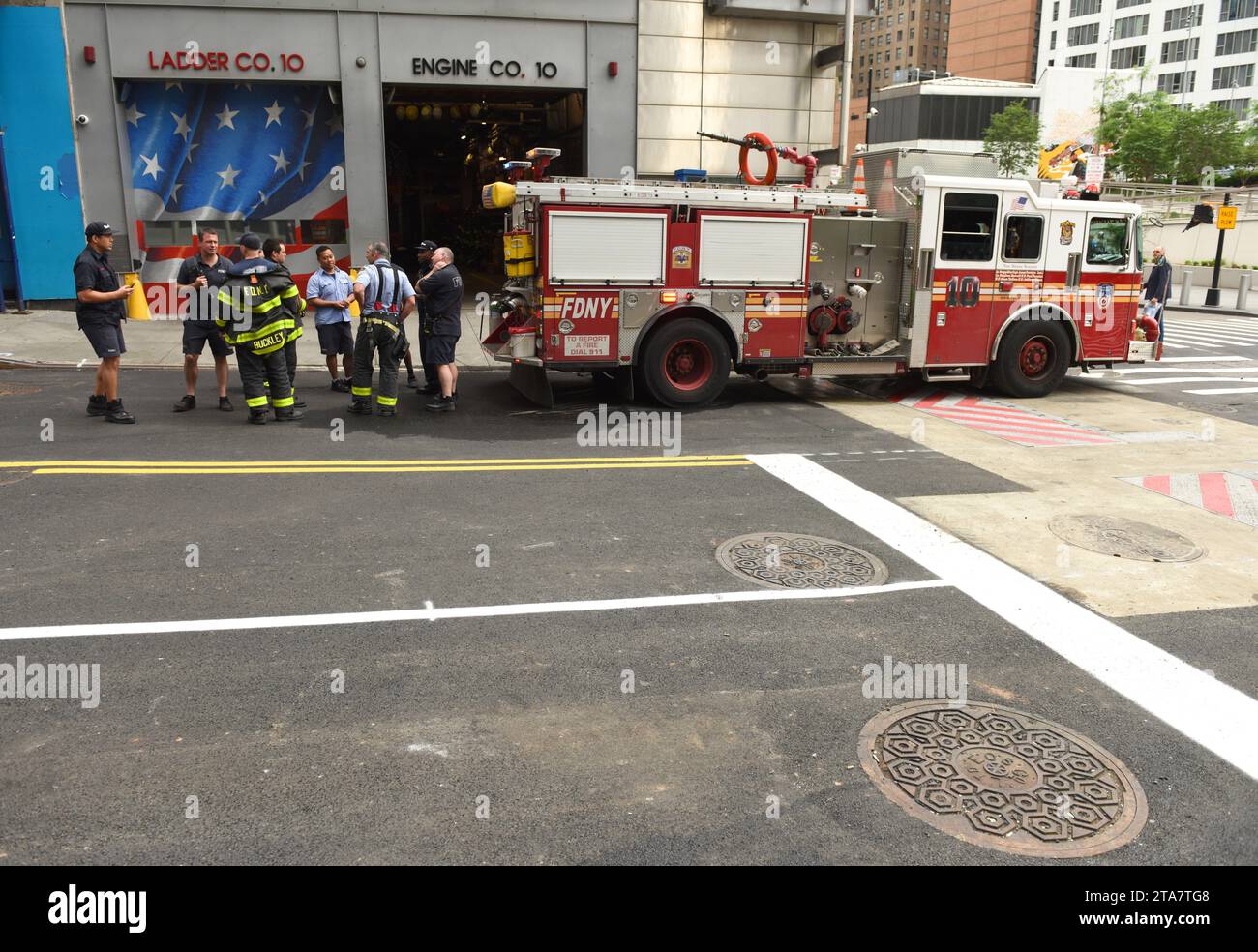 New York, USA - 10. Juni 2018: Feuerwehrleute und Feuerwehrauto in der Nähe des FDNY Ten House in der Liberty Steet in Lower Manhattan. Stockfoto