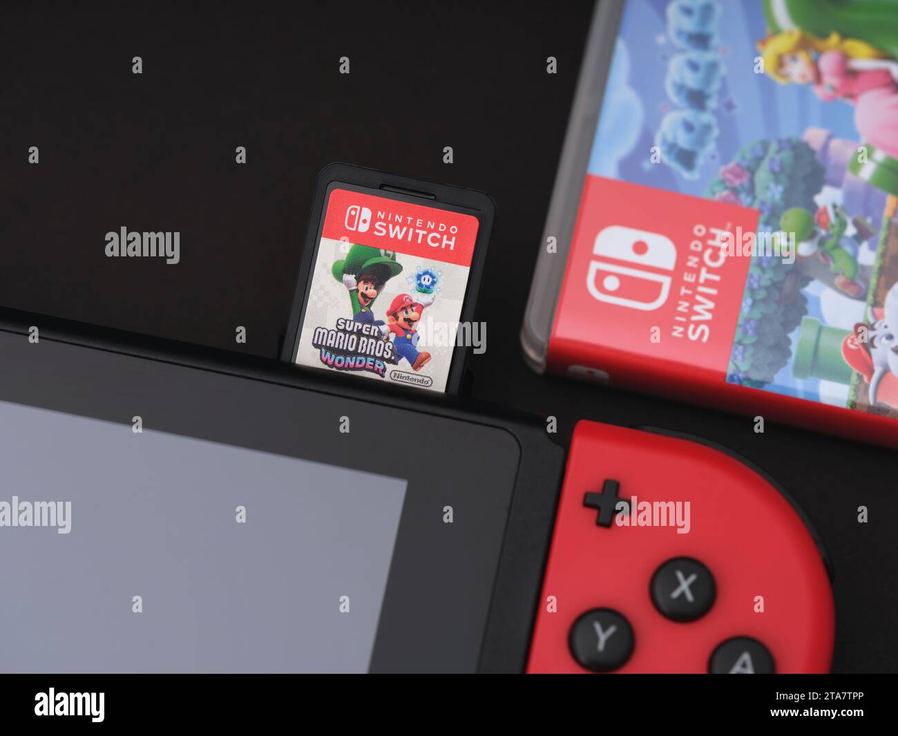 Tambow, Russische Föderation - 28. November 2023 Eine Nintendo Switch Videospielkonsole mit Super Mario Bros Wunderspiel-Karte eingelegt. Stockfoto