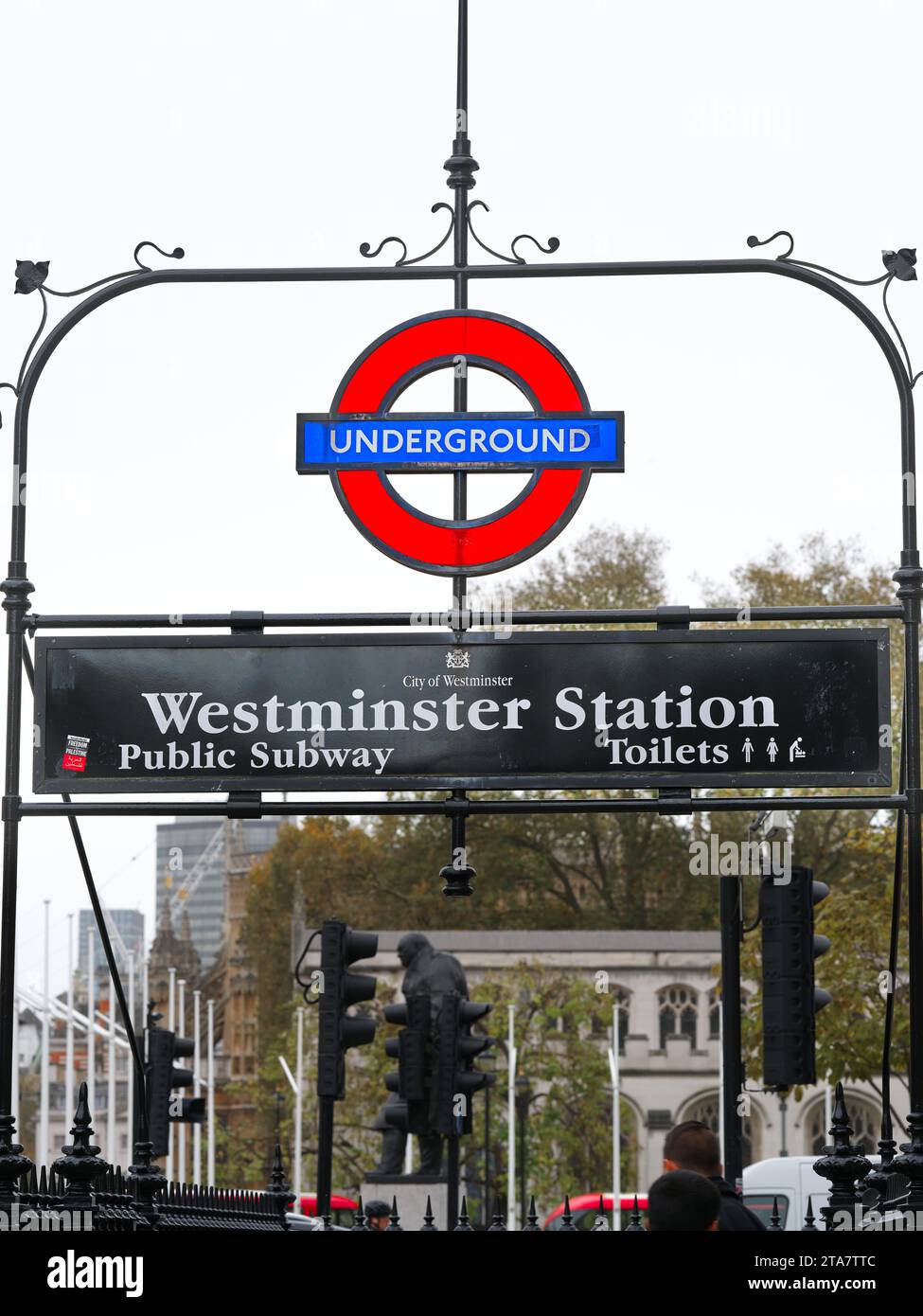 Die Untergrundstation, die öffentliche U-Bahn und Toiletten in Westminster, London, England. Stockfoto