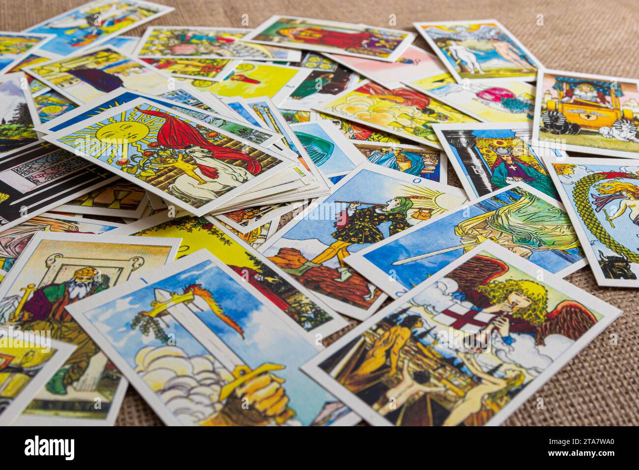 Hintergrund mit einem Stapel Tarot-Karten, dem großen Arcana-Deck. Wahrsagerei oder schwarzes magisches Ritual. Erschreckendes Stillleben mit Okkulten und Esoteri Stockfoto