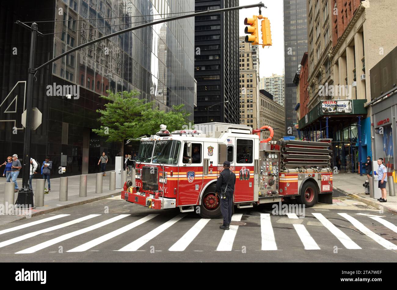 New York, USA - 10. Juni 2018: Feuerwehrleute und Feuerwehrauto in der Nähe des FDNY Ten House in der Liberty Steet in Lower Manhattan. Stockfoto