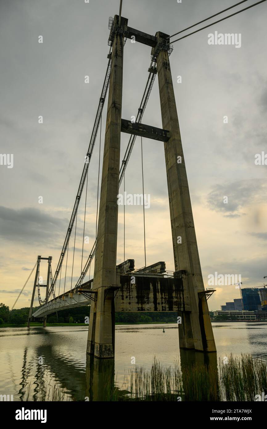 Die Monorail Suspension Bridge (Die Nutzlose Brücke), Putrajaya Lake, Putrajaya, Malaysia Stockfoto