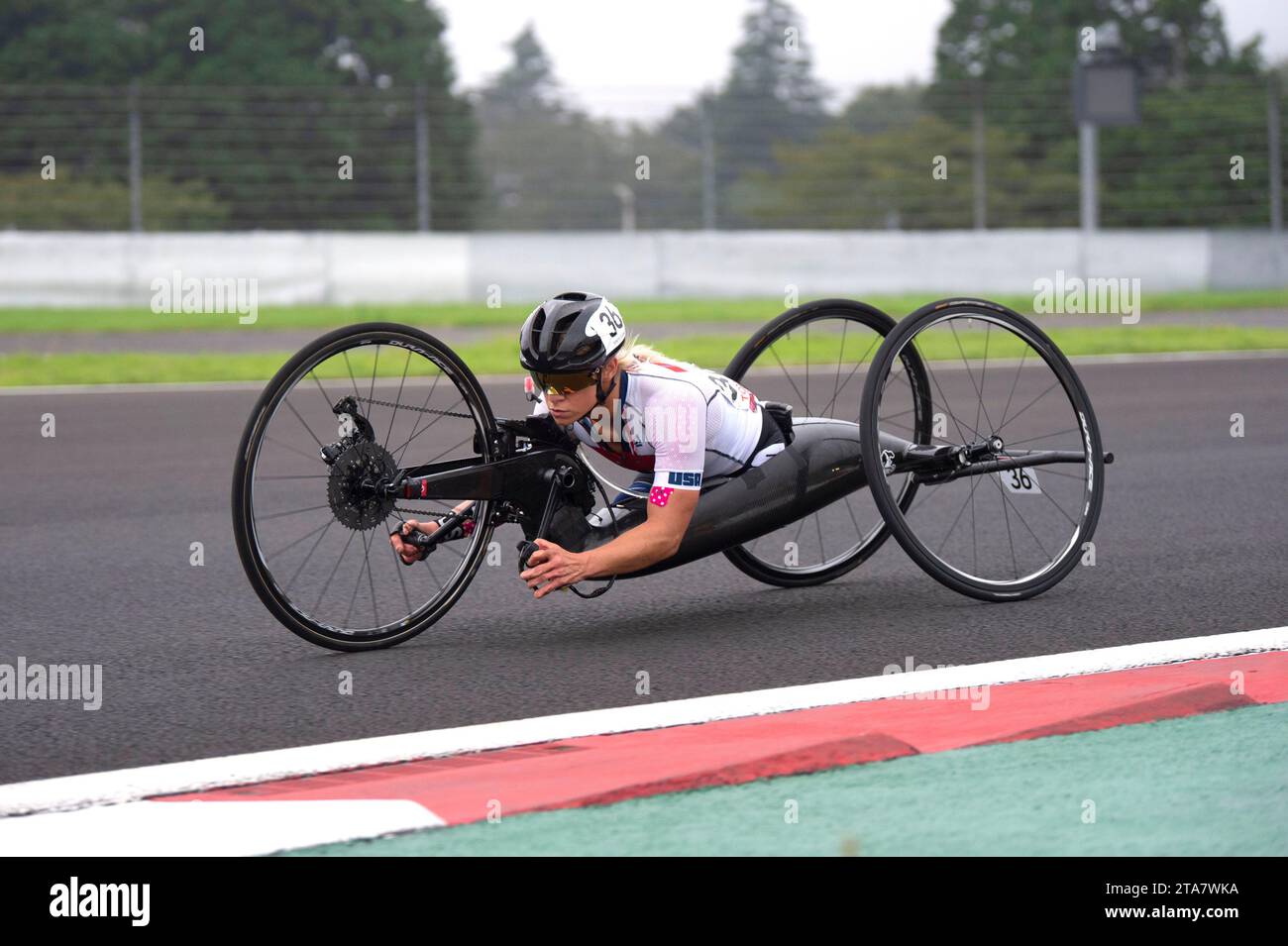 Die paralympische Radrennfahrerin Oksana Masters of the United States reitet bei den Olympischen Spielen 2020 in Tokio im H5-Straßenrennen der Frauen zur Goldmedaille. Stockfoto