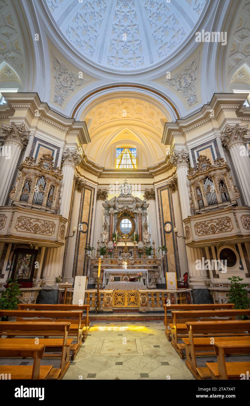 NEAPEL, ITALIEN - 22. APRIL 2023: Das Kirchenschiff der Barockkirche Chiesa di Santa Maria dell Aiuto. Stockfoto