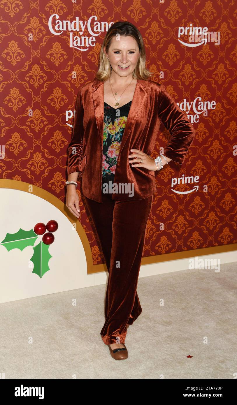 LOS ANGELES, KALIFORNIEN - 28. NOVEMBER: Beverley Mitchell nimmt an der Weltpremiere von Amazon Prime Video's Candy Cane Lane im Regency Village Theat Teil Stockfoto