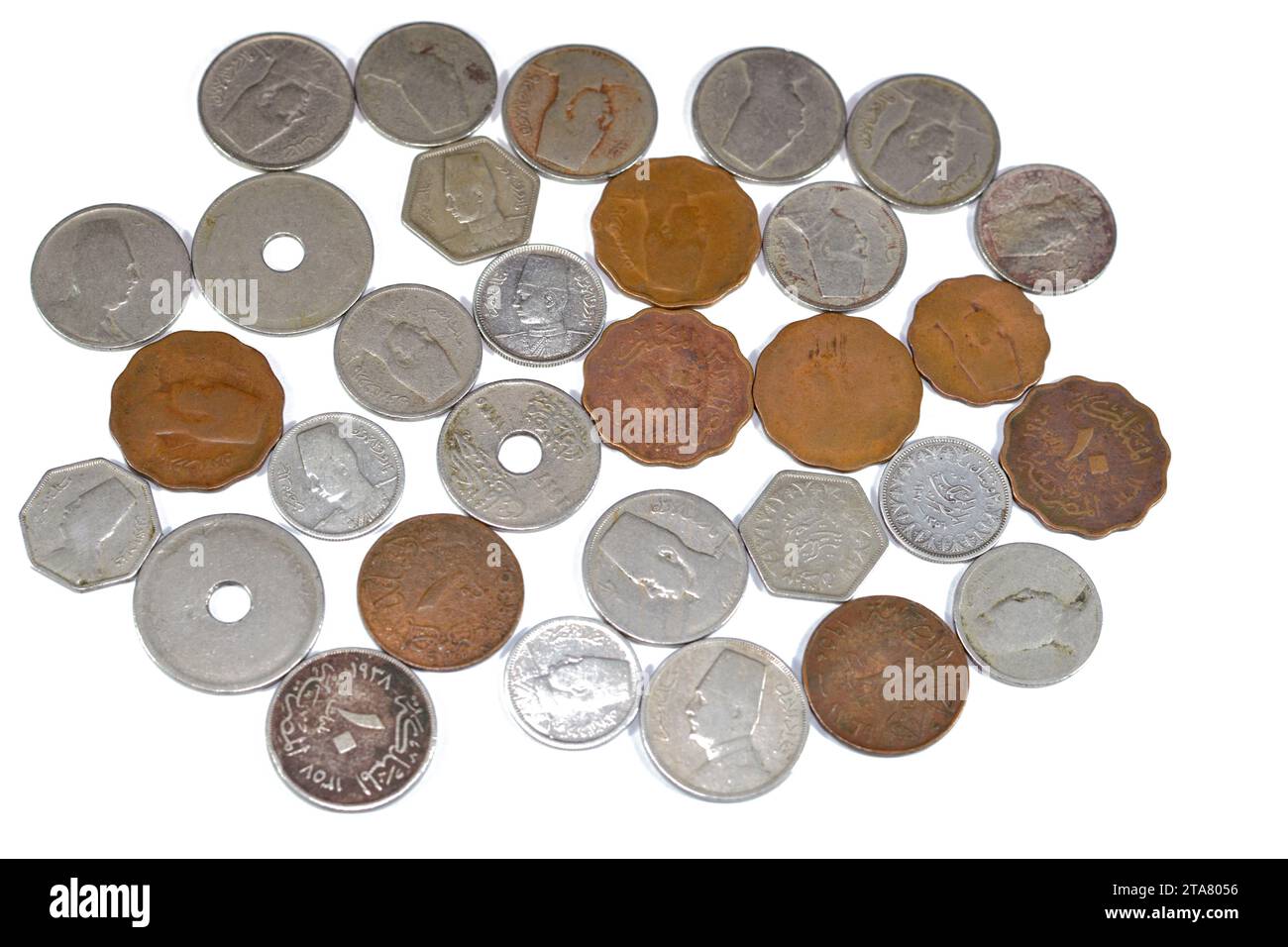 Alte ägyptische Münzen aus der Ära des Königreichs Ägypten und Sudan zu verschiedenen Zeiten und Werten, Hintergrund der alten ägyptischen Milliemünzen und pia Stockfoto