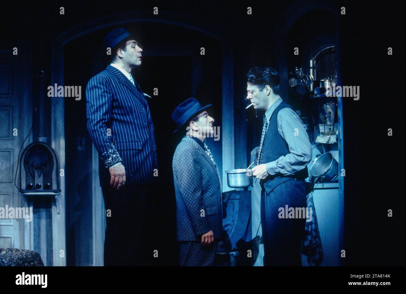 l-r: Mike Tezcan (Big Six), Louis Hammond (Sonny), Roger Allam (Stone) in DER STADT DER ENGEL im Prince of Wales Theatre, London W1 30/03/1993 Buch: Larry Gelbart Musik: CY Coleman Text: David Zippel Set Design: Robin Wagner Kostüme: Florence Klotz Beleuchtung: Paul Gallo Fights: B H Barry musikalische Inszenierung: Walter Maler Regisseur: Michael Blakemore Stockfoto