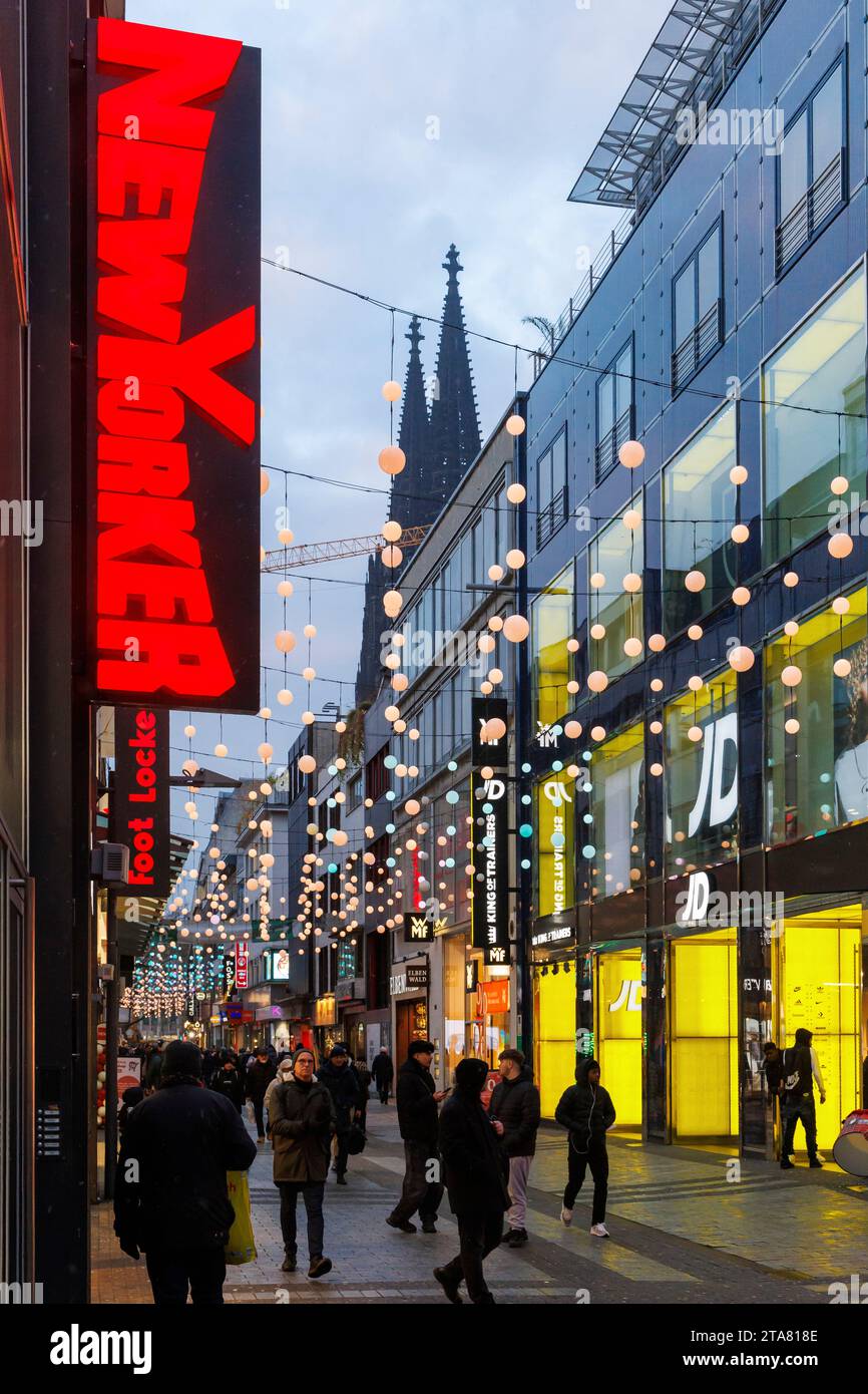 New Yorker und JD Sports Fashion Stores in der Einkaufsstraße hohe Straße, Blick auf die Katzenraupe, Köln, Deutschland. New Yorker und JD Sports Fashion Stockfoto
