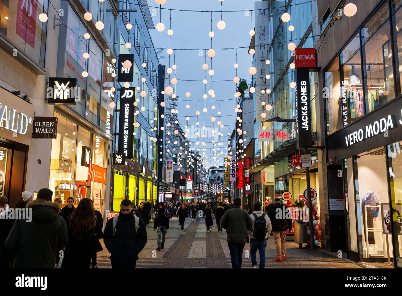 Die Einkaufsstraße hohe Straße, Köln, Deutschland. Fussgaengerzone Hohe Straße, Köln, Deutschland. Stockfoto