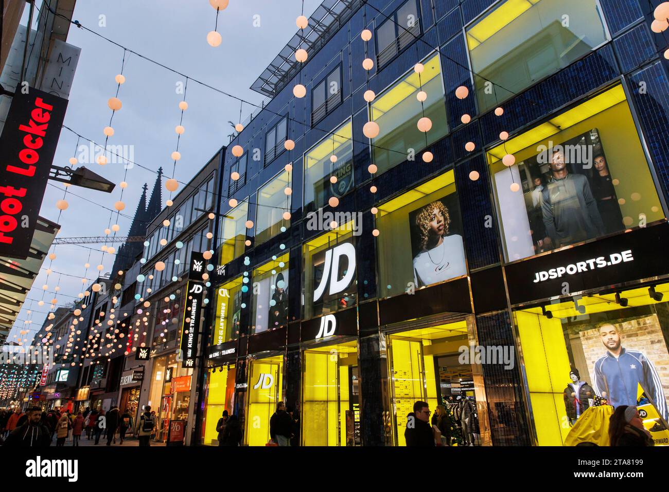 JD Sports Fashion Shop an der Einkaufsstraße hohe Straße, Blick auf die Katehdrale, Köln, Deutschland. JD Sports Fashion Store in der Fussgaengerzone H Stockfoto
