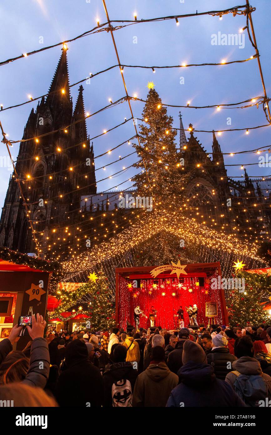 Der Weihnachtsmarkt am Roncalliplatz vor dem Kölner Dom. Der Weihnachtsmarkt auf dem Roncalliplatz am Dom, Köln, Deutschland Stockfoto
