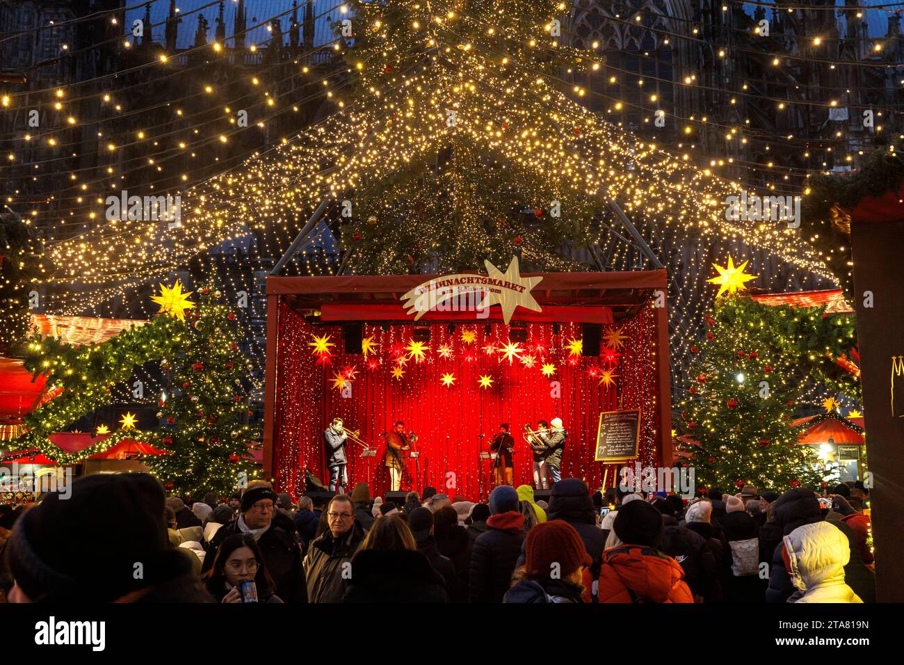 Bühne auf dem Weihnachtsmarkt am Roncalliplatz vor dem Dom, Köln
