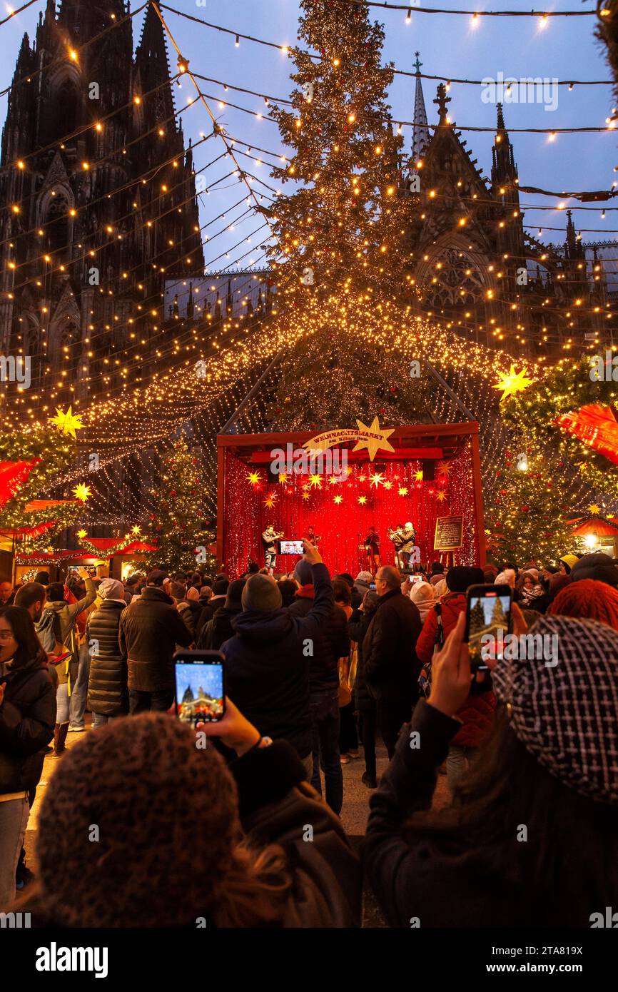 Der Weihnachtsmarkt am Roncalliplatz vor dem Kölner Dom. Der Weihnachtsmarkt auf dem Roncalliplatz am Dom, Köln, Deutschland Stockfoto