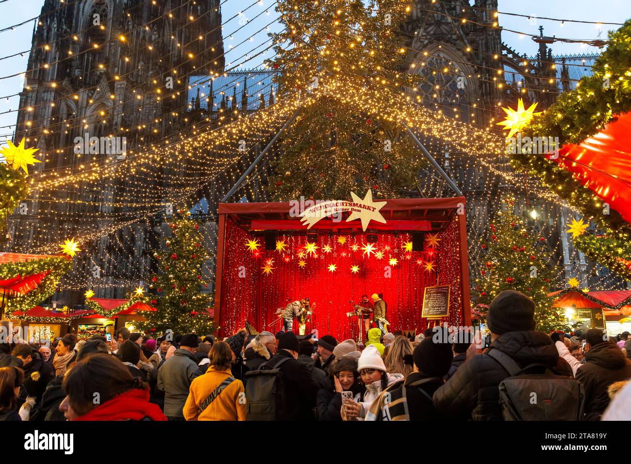 Bühne auf dem Weihnachtsmarkt am Roncalliplatz vor dem Dom, Köln, Deutschland. Buehne auf dem Weihnachtsmarkt auf dem Roncalliplatz am Do Stockfoto