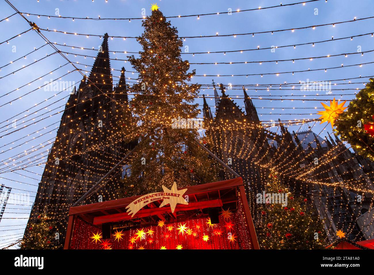 Bühne auf dem Weihnachtsmarkt am Roncalliplatz vor dem Dom, Köln, Deutschland. Buehne auf dem Weihnachtsmarkt auf dem Roncalliplatz am Do Stockfoto