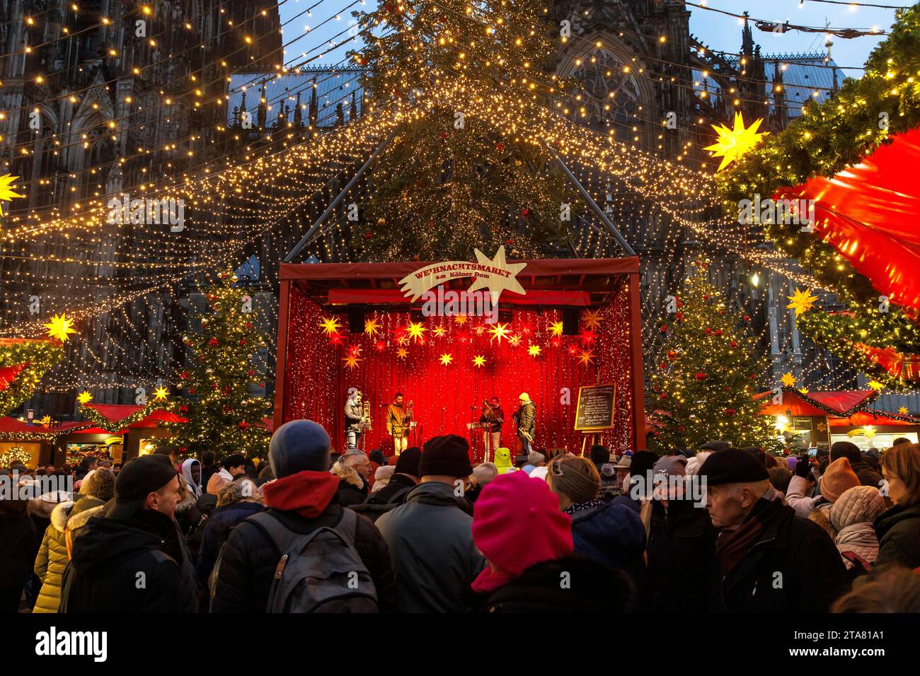 Bühne auf dem Weihnachtsmarkt am Roncalliplatz vor dem Dom, Köln, Deutschland. Buehne auf dem Weihnachtsmarkt auf dem Roncalliplatz am Do Stockfoto