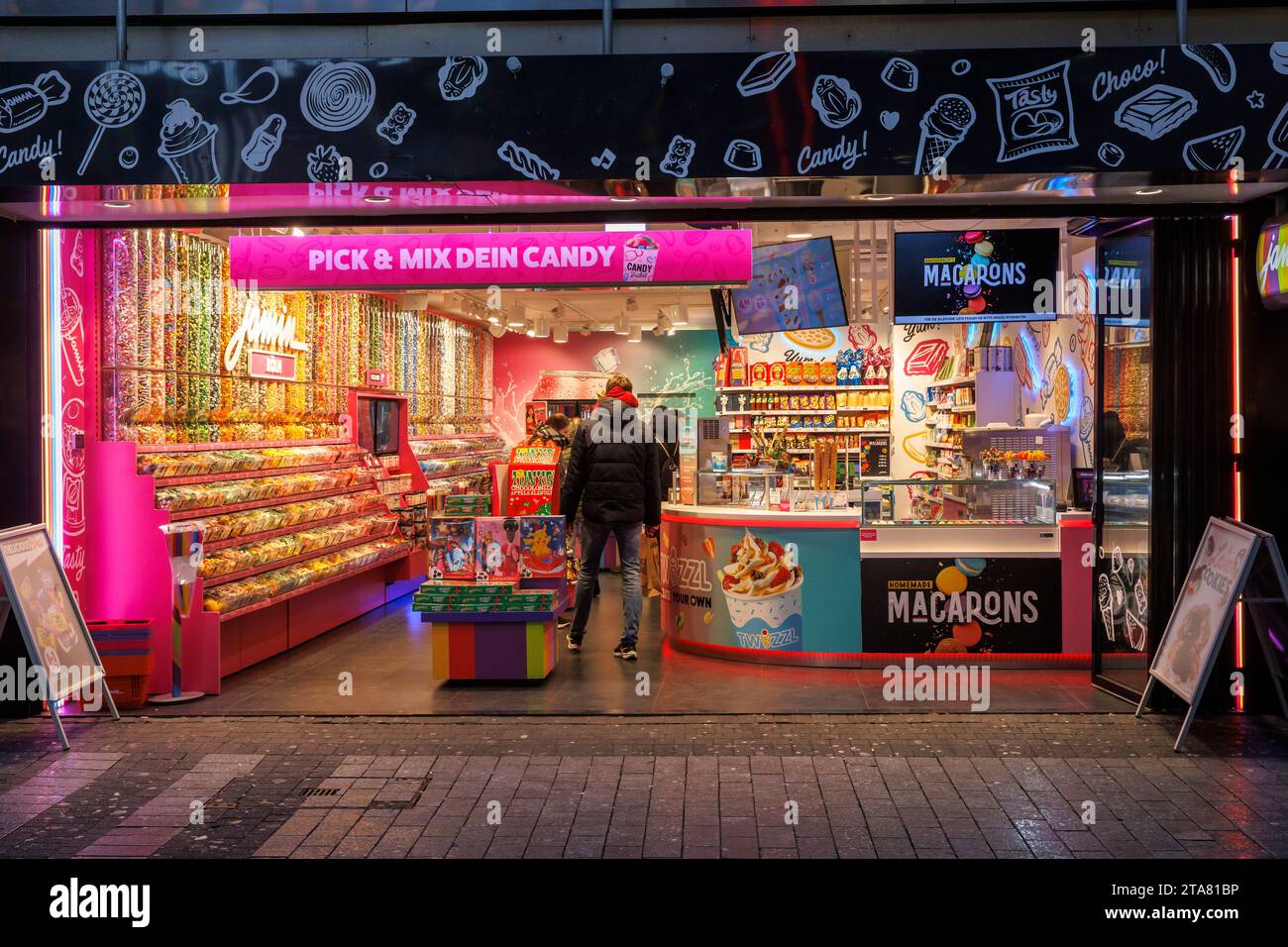 Süßigkeitengeschäft jamin an der Einkaufsstraße hohe Straße, Köln, Deutschland. Suesswarenschaeft jamin in der Fussgaengerzone hohe Strasse, Köln, Deutsch Stockfoto