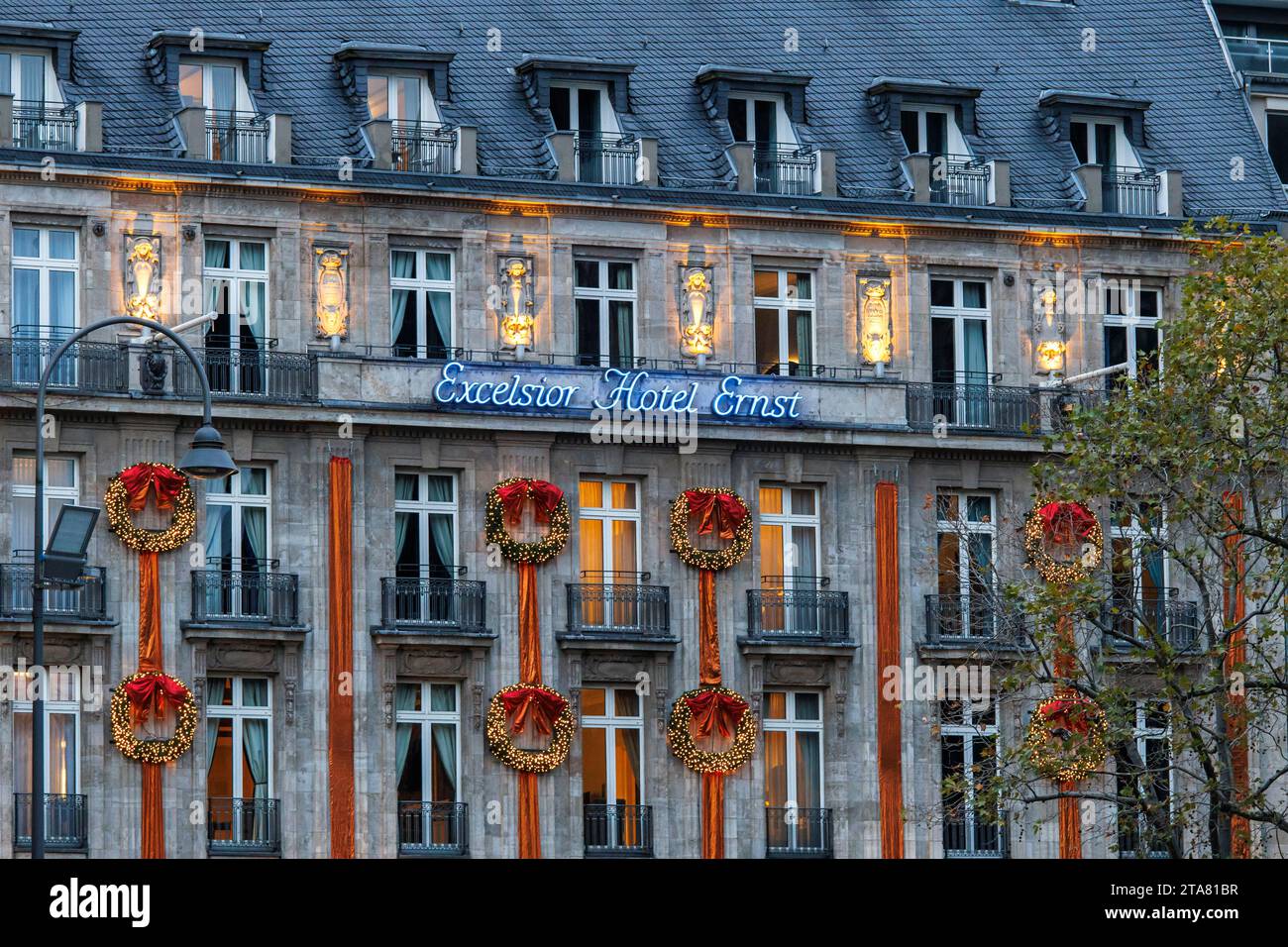 Das Excelsior Hotel Ernst in der Nähe des Doms zur Weihnachtszeit, grandhotel, Köln, Deutschland. das Excelsior Hotel Ernst am Dom zur Weihnachtszeit, Gra Stockfoto