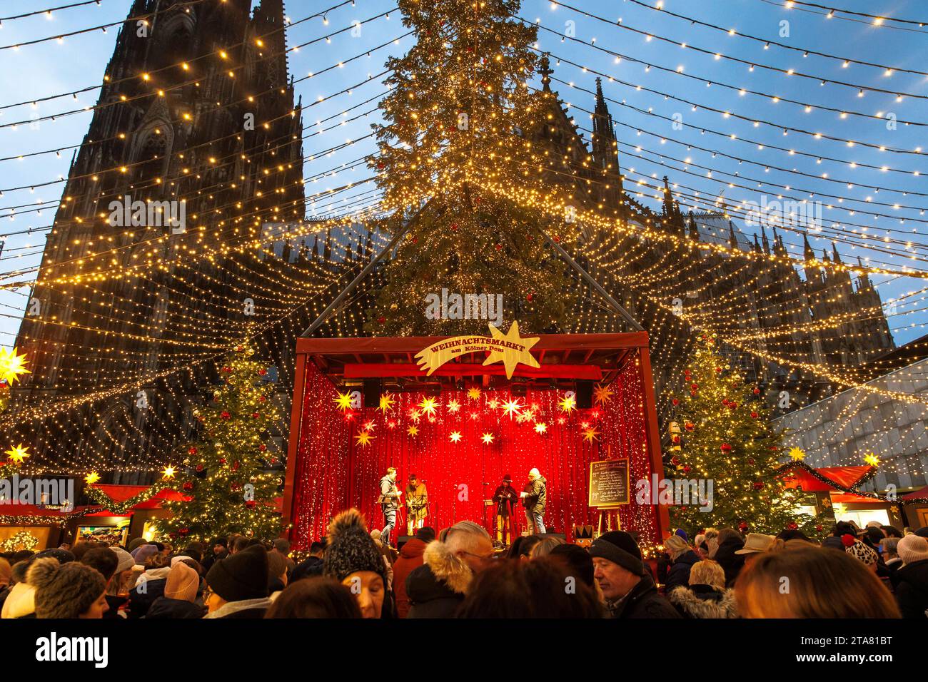 Bühne auf dem Weihnachtsmarkt am Roncalliplatz vor dem Dom, Köln, Deutschland. Buehne auf dem Weihnachtsmarkt auf dem Roncalliplatz am Do Stockfoto