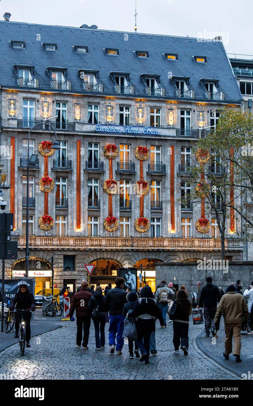 Das Excelsior Hotel Ernst in der Nähe des Doms zur Weihnachtszeit, grandhotel, Köln, Deutschland. das Excelsior Hotel Ernst am Dom zur Weihnachtszeit, Gra Stockfoto