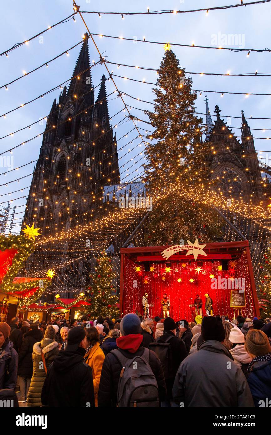Der Weihnachtsmarkt am Roncalliplatz vor dem Kölner Dom. Der Weihnachtsmarkt auf dem Roncalliplatz am Dom, Köln, Deutschland Stockfoto