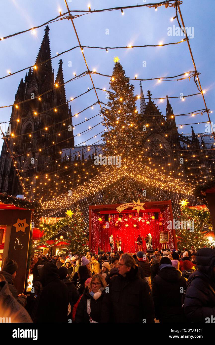 Der Weihnachtsmarkt am Roncalliplatz vor dem Kölner Dom. Der Weihnachtsmarkt auf dem Roncalliplatz am Dom, Köln, Deutschland Stockfoto