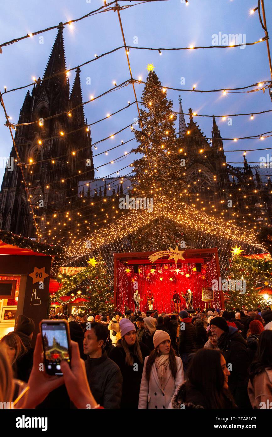 Der Weihnachtsmarkt am Roncalliplatz vor dem Kölner Dom. Der Weihnachtsmarkt auf dem Roncalliplatz am Dom, Köln, Deutschland Stockfoto