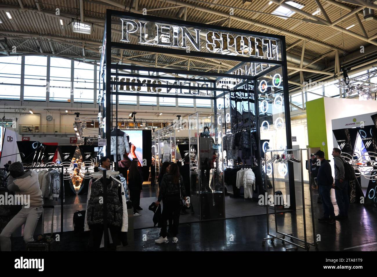 Die ISPO, Internationale Fachmesse und weltgrösste jährliche Multi-Segment-Messe für Sportartikel und Sportmode auf der Messe München. Foto: Messestand von Plein Sport - im Unternehmen der Philipp Plein International Group *** ISPO, Internationale Fachmesse und die weltweit größte jährliche Mehrsegmentmesse für Sportartikel und Sportmode auf der Messe München Foto vom Plein Sport Stand auf der Philipp Plein International Group Company Credit: Imago/Alamy Live News Stockfoto