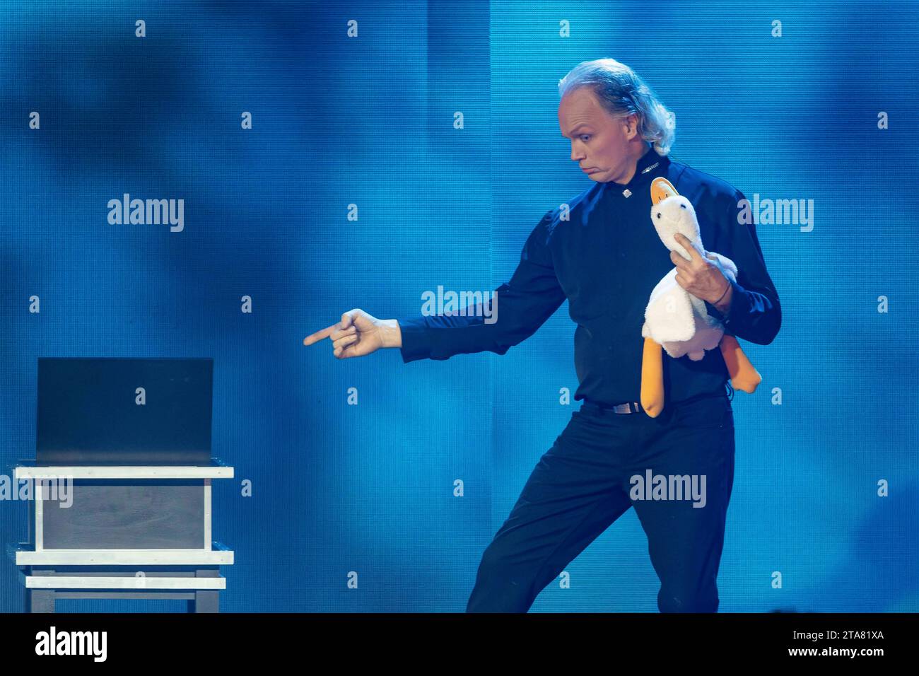 Zirkus-Chef Andre Sarrasani während der Premiere der neuen Sarrasani Dinner-Show Showtime im Zirkuszelt am Elbepark in Dresden. *** Zirkuschef Andre Sarrasani bei der Premiere der neuen Sarrasani Dinner Show Showtime im Zirkuszelt im Elbepark Dresden Credit: Imago/Alamy Live News Stockfoto