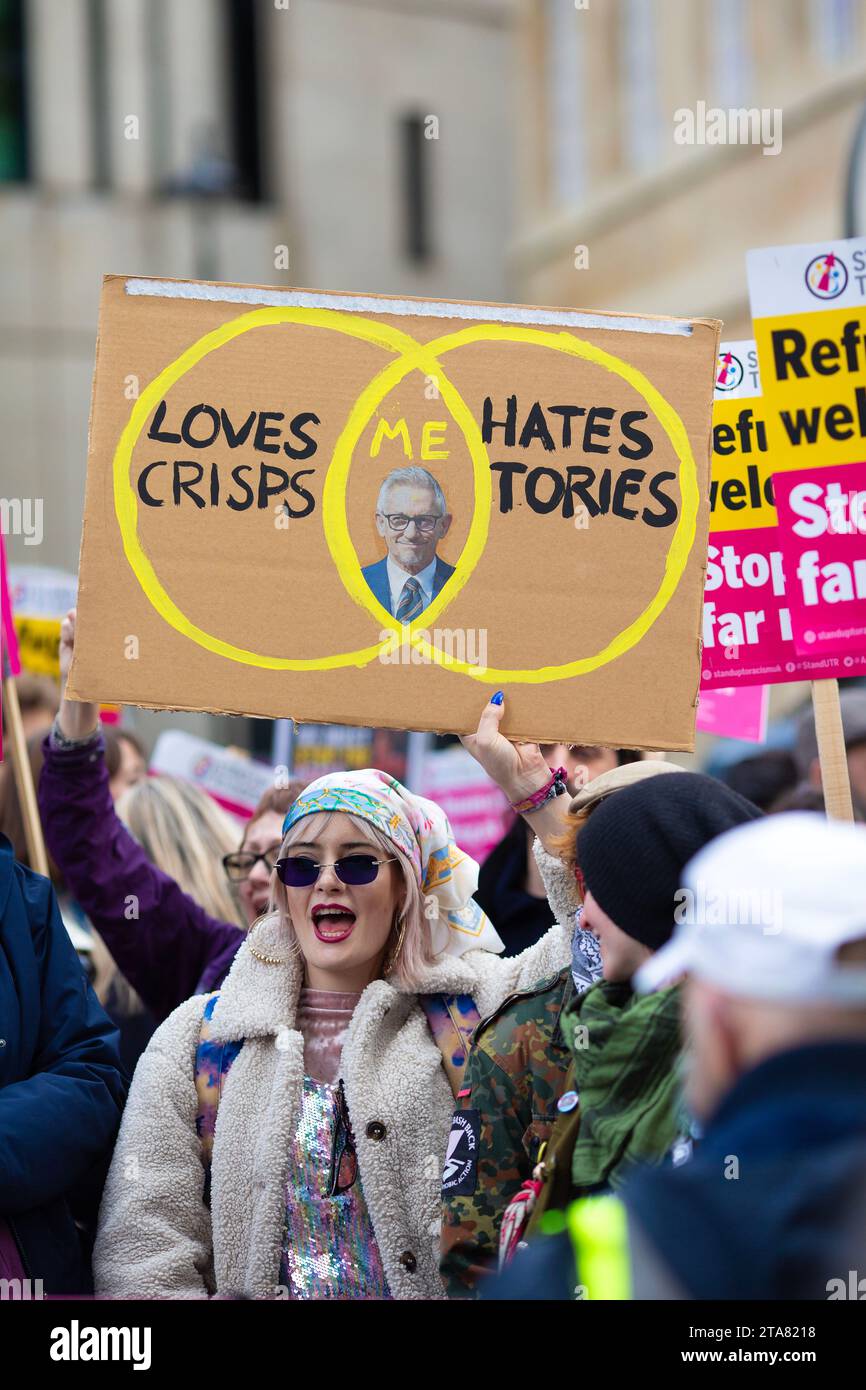 Menschen versammeln sich während einer Demonstration gegen Rassismus vor dem BBC Broadcasting House in London. Stockfoto