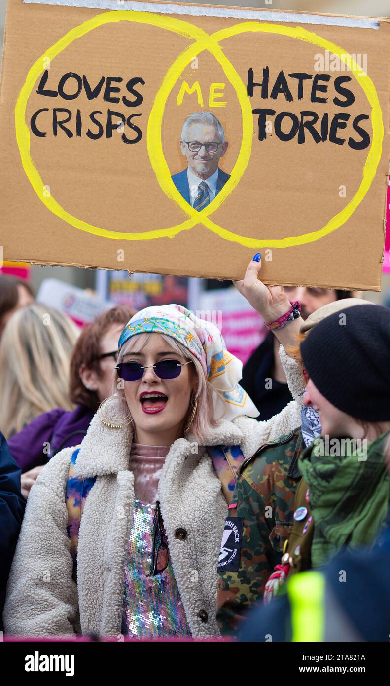 Menschen versammeln sich während einer Demonstration gegen Rassismus vor dem BBC Broadcasting House in London. Stockfoto