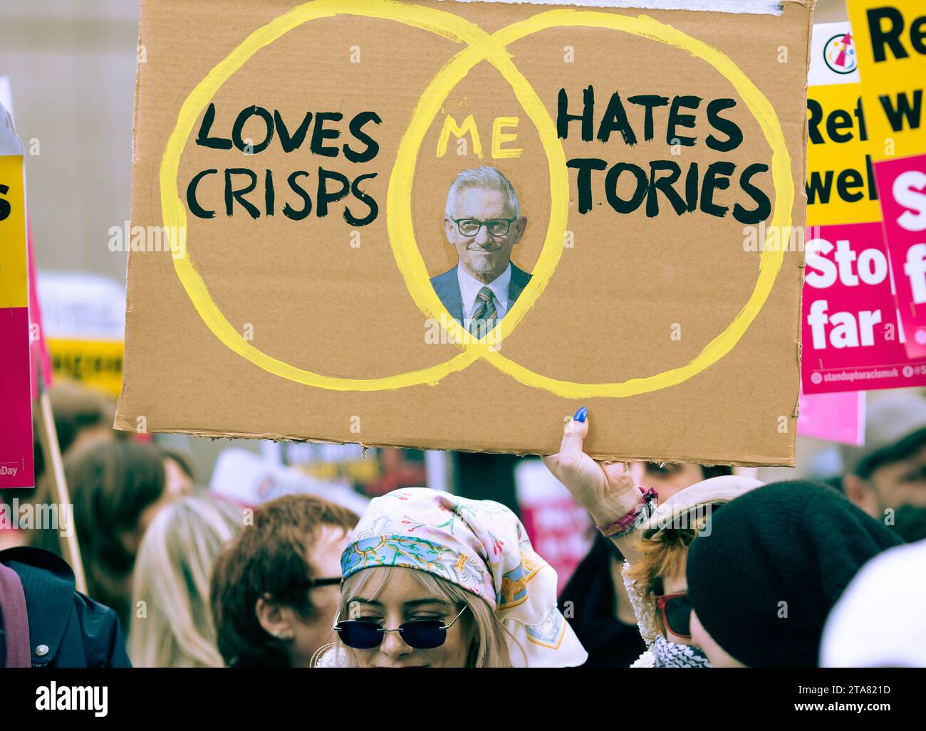 Menschen versammeln sich während einer Demonstration gegen Rassismus vor dem BBC Broadcasting House in London. Stockfoto
