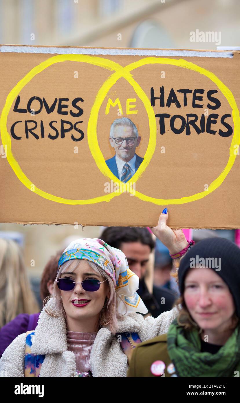 Menschen versammeln sich während einer Demonstration gegen Rassismus vor dem BBC Broadcasting House in London. Stockfoto