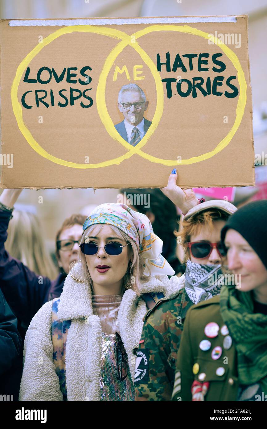 Menschen versammeln sich während einer Demonstration gegen Rassismus vor dem BBC Broadcasting House in London. Stockfoto